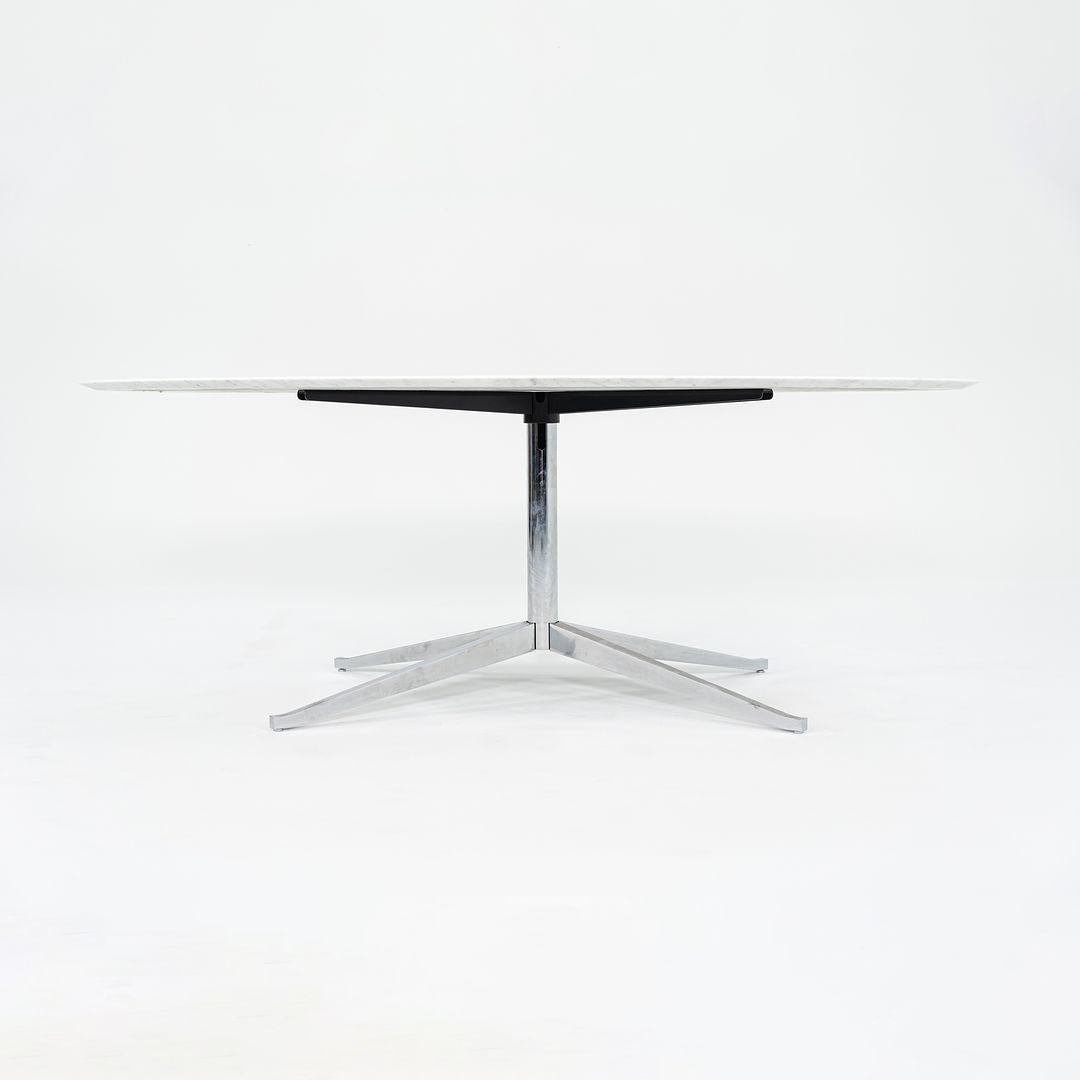 2019 Florence Knoll Mesa de Comedor Ovalada con Tablero de Mármol de Carrara Satinado 48 x 78 Pulgadas Estadounidense en venta