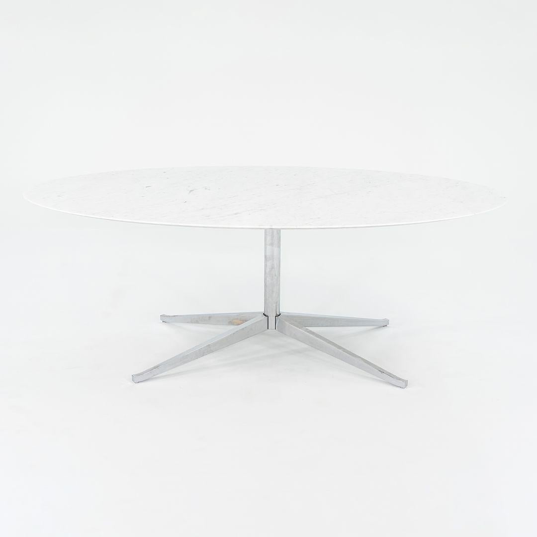 2019 Florence Knoll Mesa de Comedor Ovalada con Tablero de Mármol de Carrara Satinado 48 x 78 Pulgadas Siglo XXI y contemporáneo en venta