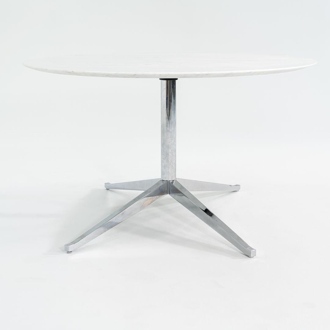 2019 Florence Knoll Mesa de Comedor Ovalada con Tablero de Mármol de Carrara Satinado 48 x 78 Pulgadas Acero en venta
