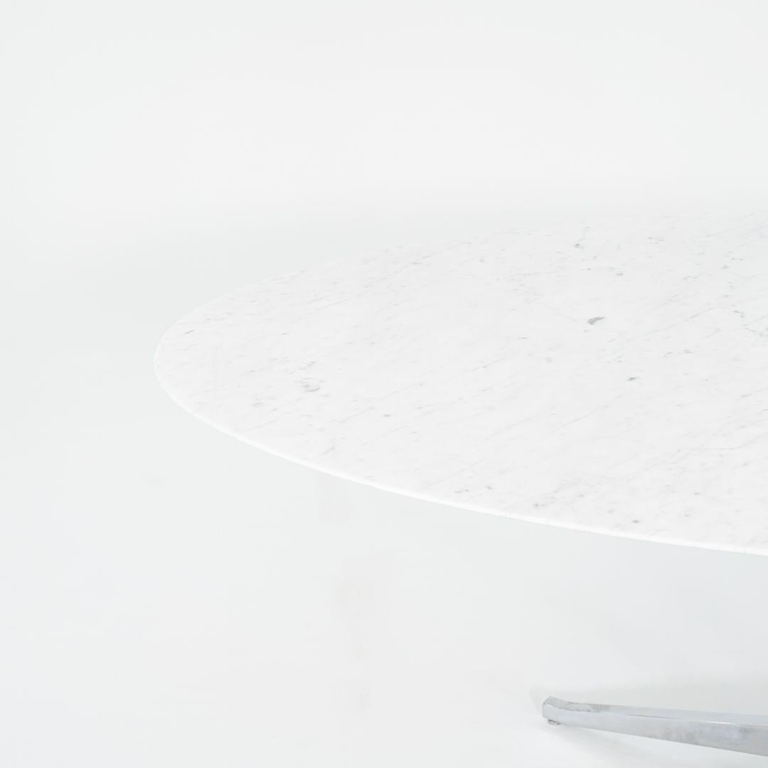 2019 Florence Knoll Mesa de Comedor Ovalada con Tablero de Mármol de Carrara Satinado 48 x 78 Pulgadas en venta 1
