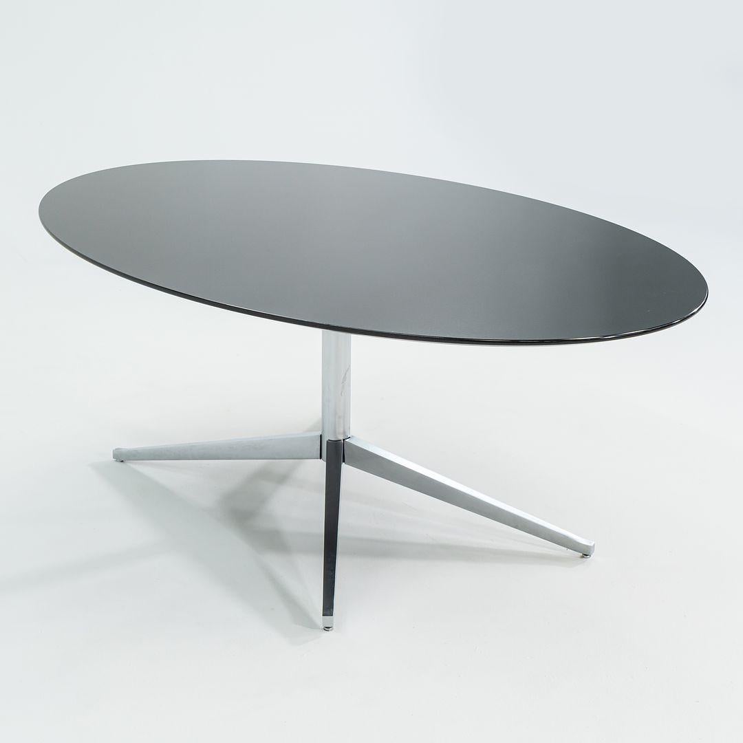 2019 Florence Knoll Table de salle à manger en marbre noir poli avec base chromée 78x48 pouces en vente 5