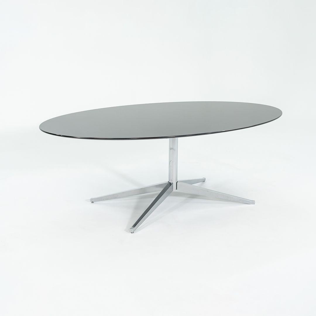 Il s'agit d'une table de salle à manger / table de conférence (ou bureau) Florence Knoll, modèle 2480T, initialement conçue en 1961. Cette pièce particulière a été produite par Knoll International en 2019. Il est doté d'une base en chrome satiné et