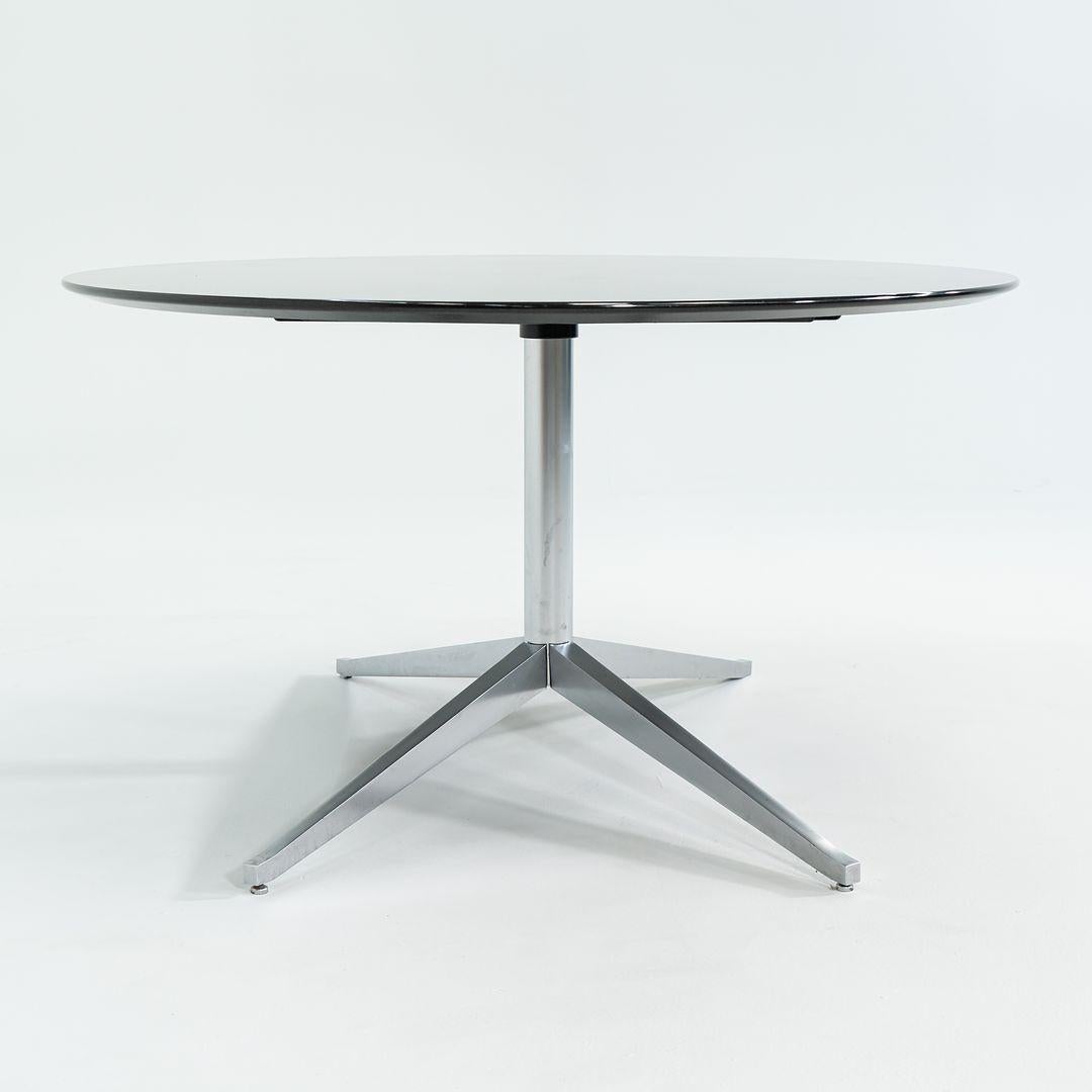 Moderne 2019 Florence Knoll Table de salle à manger en marbre noir poli avec base chromée 78x48 pouces en vente