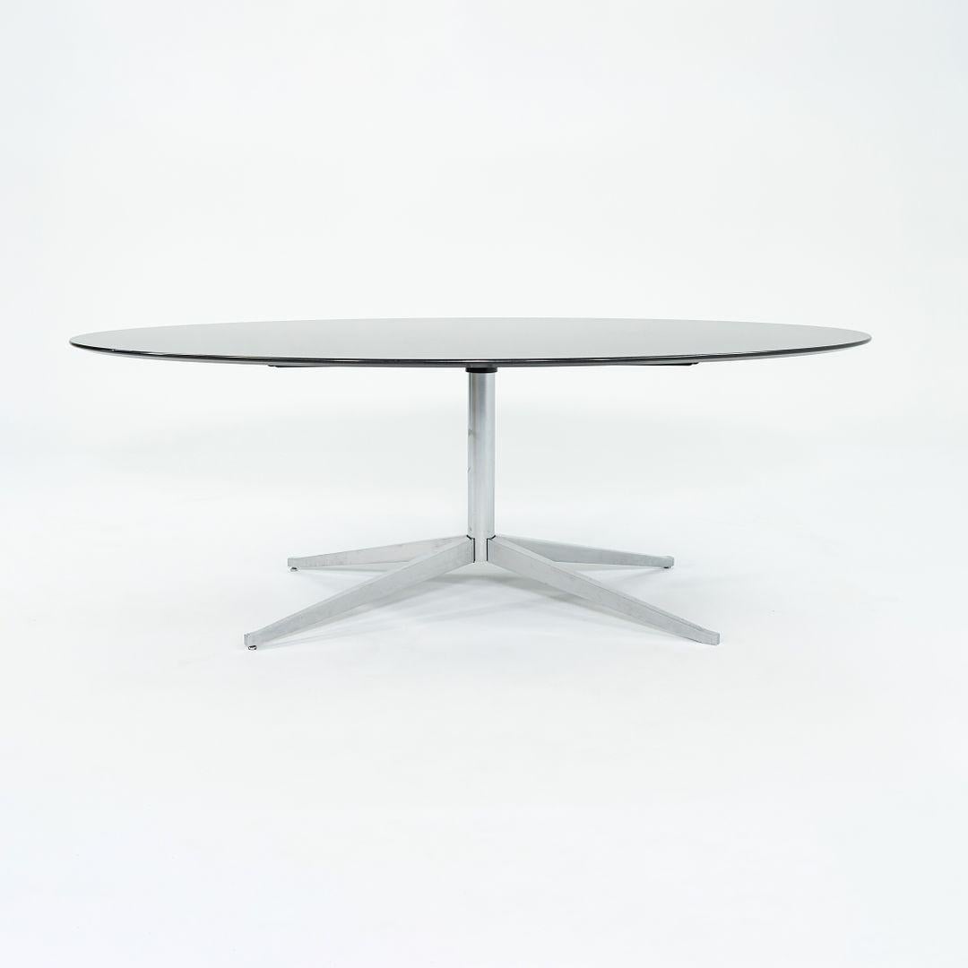 2019 Florence Knoll Table de salle à manger en marbre noir poli avec base chromée 78x48 pouces Bon état - En vente à Philadelphia, PA