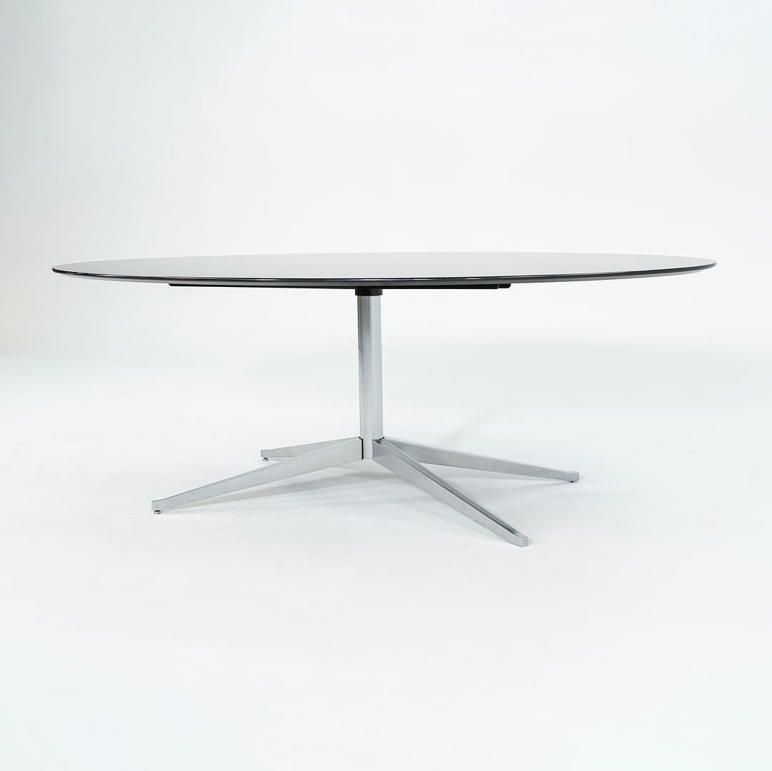 XXIe siècle et contemporain 2019 Florence Knoll Table de salle à manger en marbre noir poli avec base chromée 78x48 pouces en vente