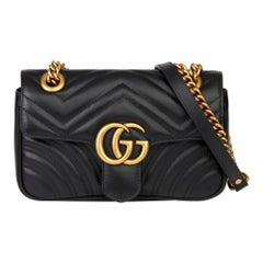 2019 Gucci Schwarzes gestepptes Kalbsleder Mini Marmont