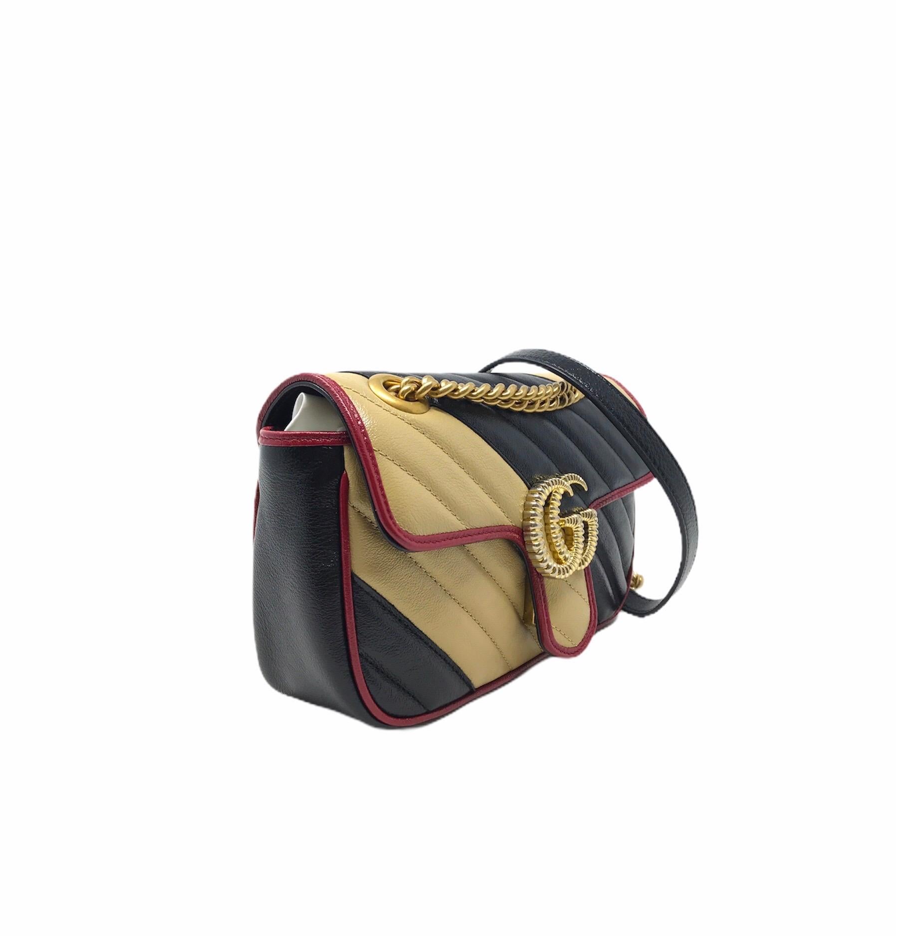 The very current Gucci Marmont bag measures 22 cm made of Black, beige and red leather with gold hardware. closure with classic GG logo.
Equipped with leather shoulder strap and adjustable chain. 
The bag is in excellent condition, equipped with its