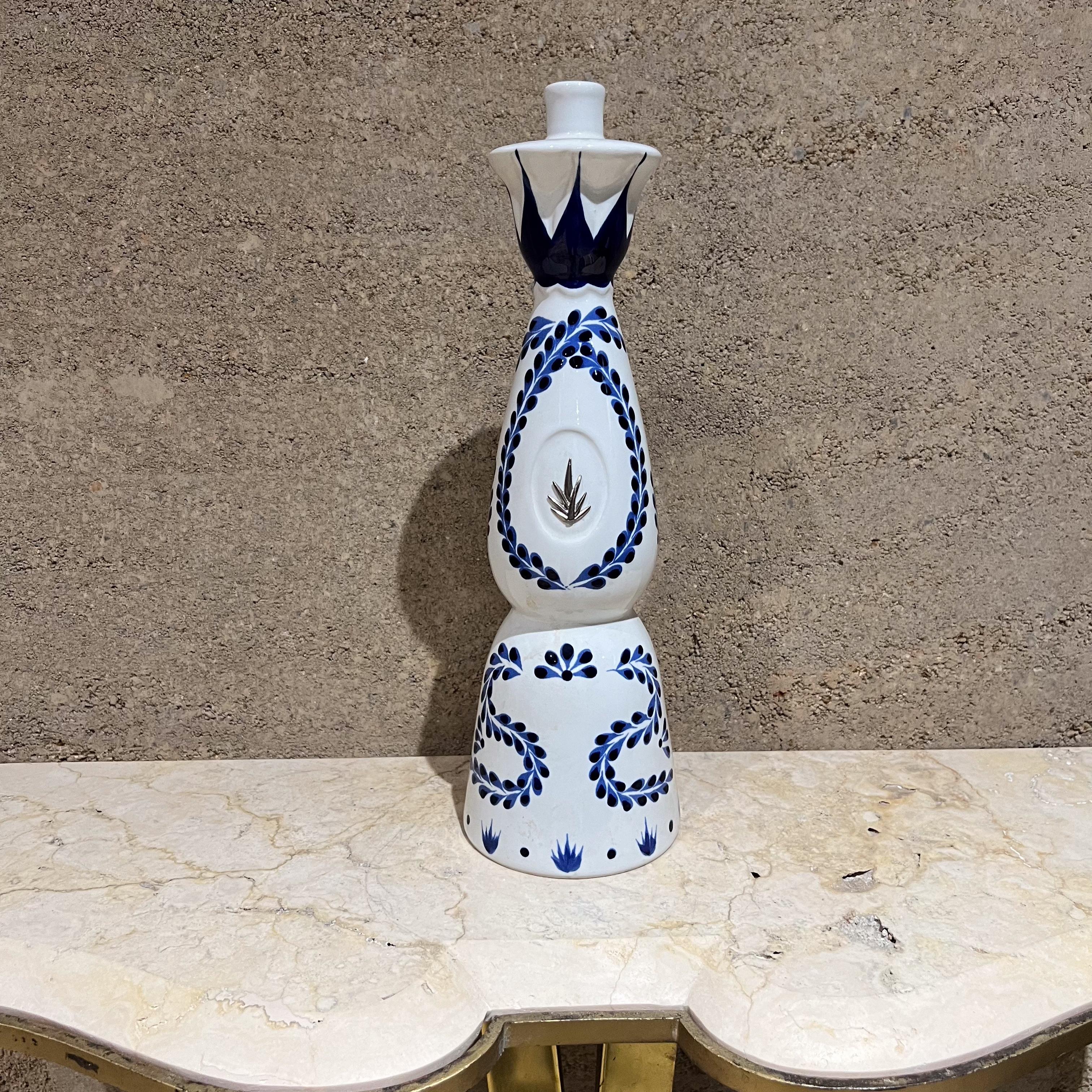 2019 Hand painted Ceramic Tequila Bottle Clase Azul Reposado
Blue and white empty 750 ml
14.88 tall x 4.63 diameter
Preowned vintage condition. No top is available.
Review images please.