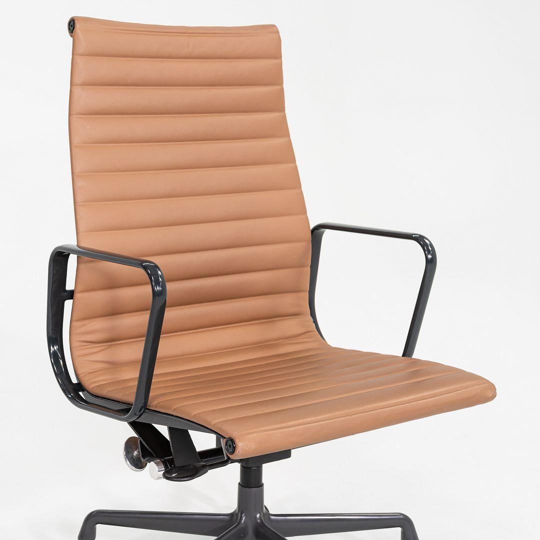2019 Herman Miller Eames Aluminium Schreibtischstuhl in Leder und grauem Gestell im Angebot 4