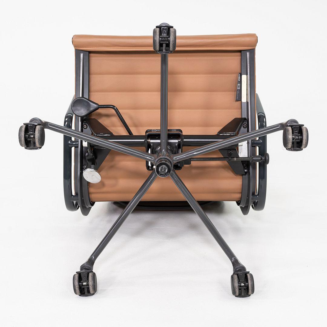 2019 Herman Miller Eames Aluminium Schreibtischstuhl in Leder und grauem Gestell im Angebot 5