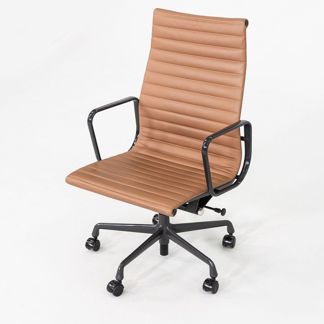 Dies ist ein Eames Aluminum Group Executive Desk Chair, ursprünglich entworfen von Charles und Ray Eames im Jahr 1958. Dieses Exemplar wurde von Herman Miller im Jahr 2019 hergestellt. Das Design zeichnet sich durch einen grauen 5-Stern-Sockel aus