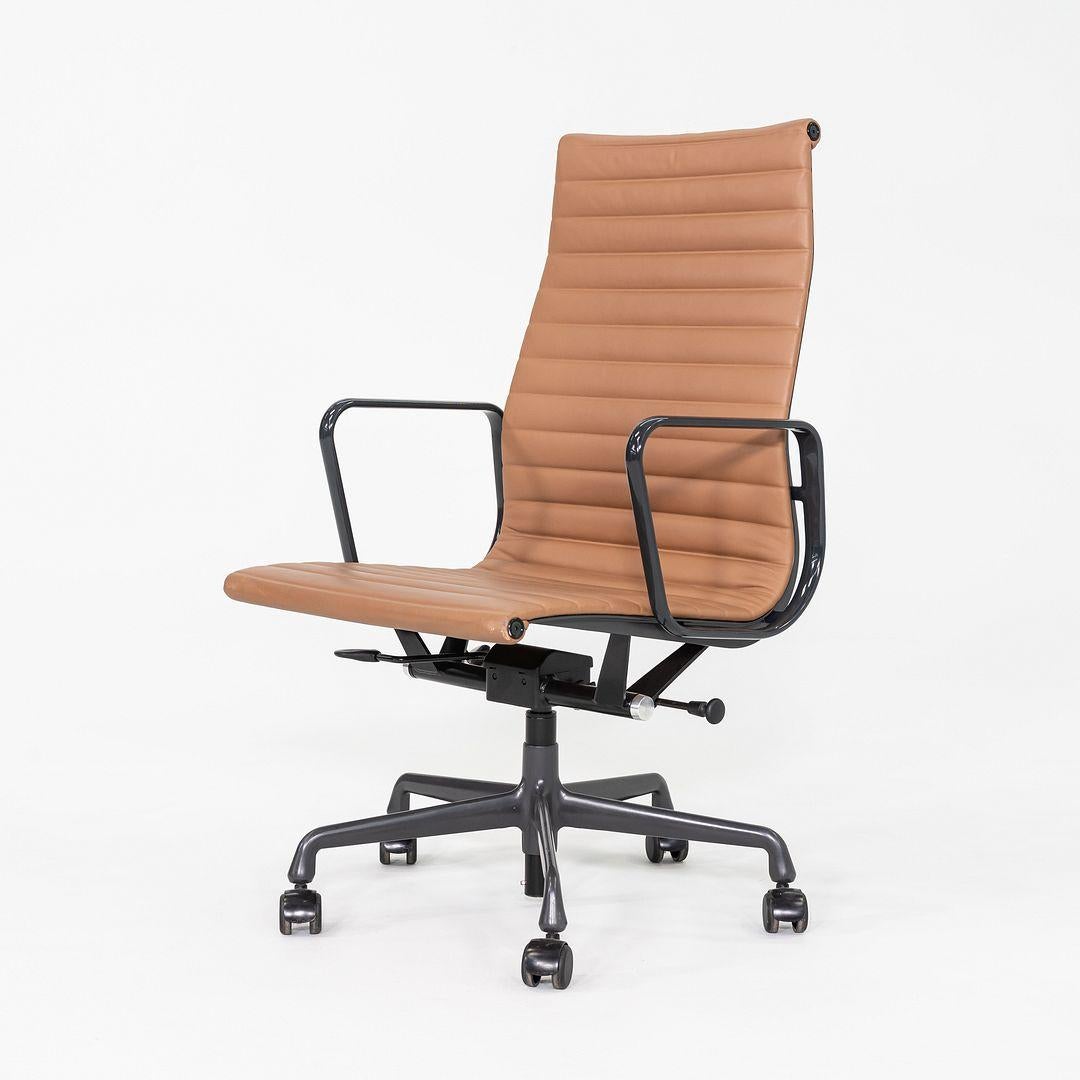 2019 Herman Miller Eames Aluminium Schreibtischstuhl in Leder und grauem Gestell (Moderne) im Angebot