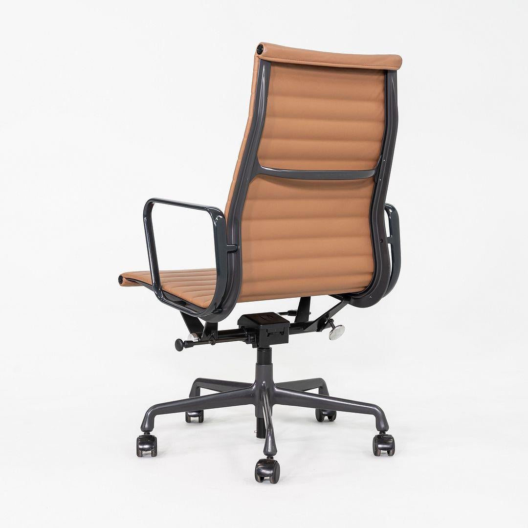 2019 Herman Miller Eames Aluminium Schreibtischstuhl in Leder und grauem Gestell im Zustand „Gut“ im Angebot in Philadelphia, PA