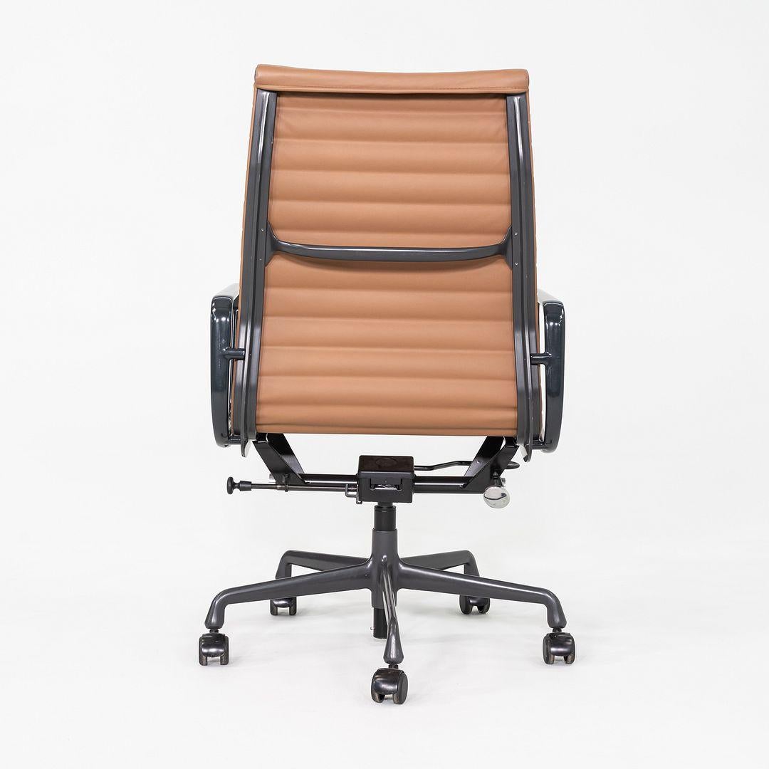 2019 Herman Miller Eames Aluminium Schreibtischstuhl in Leder und grauem Gestell (21. Jahrhundert und zeitgenössisch) im Angebot