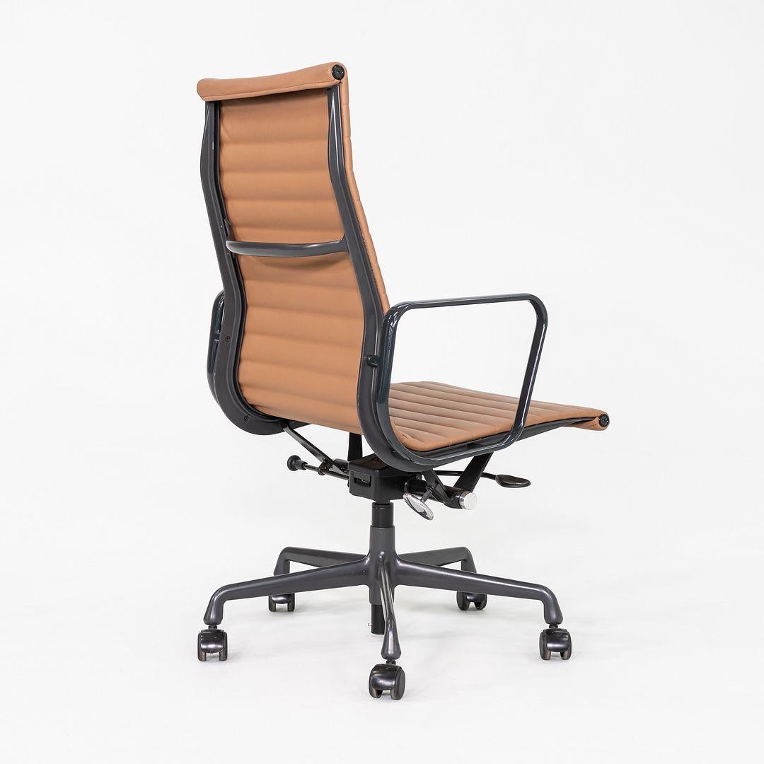 2019 Herman Miller Eames Aluminium Schreibtischstuhl in Leder und grauem Gestell im Angebot 1
