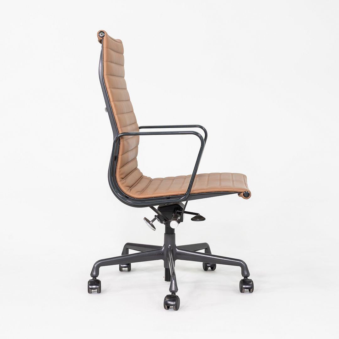 2019 Herman Miller Eames Aluminium Schreibtischstuhl in Leder und grauem Gestell im Angebot 2