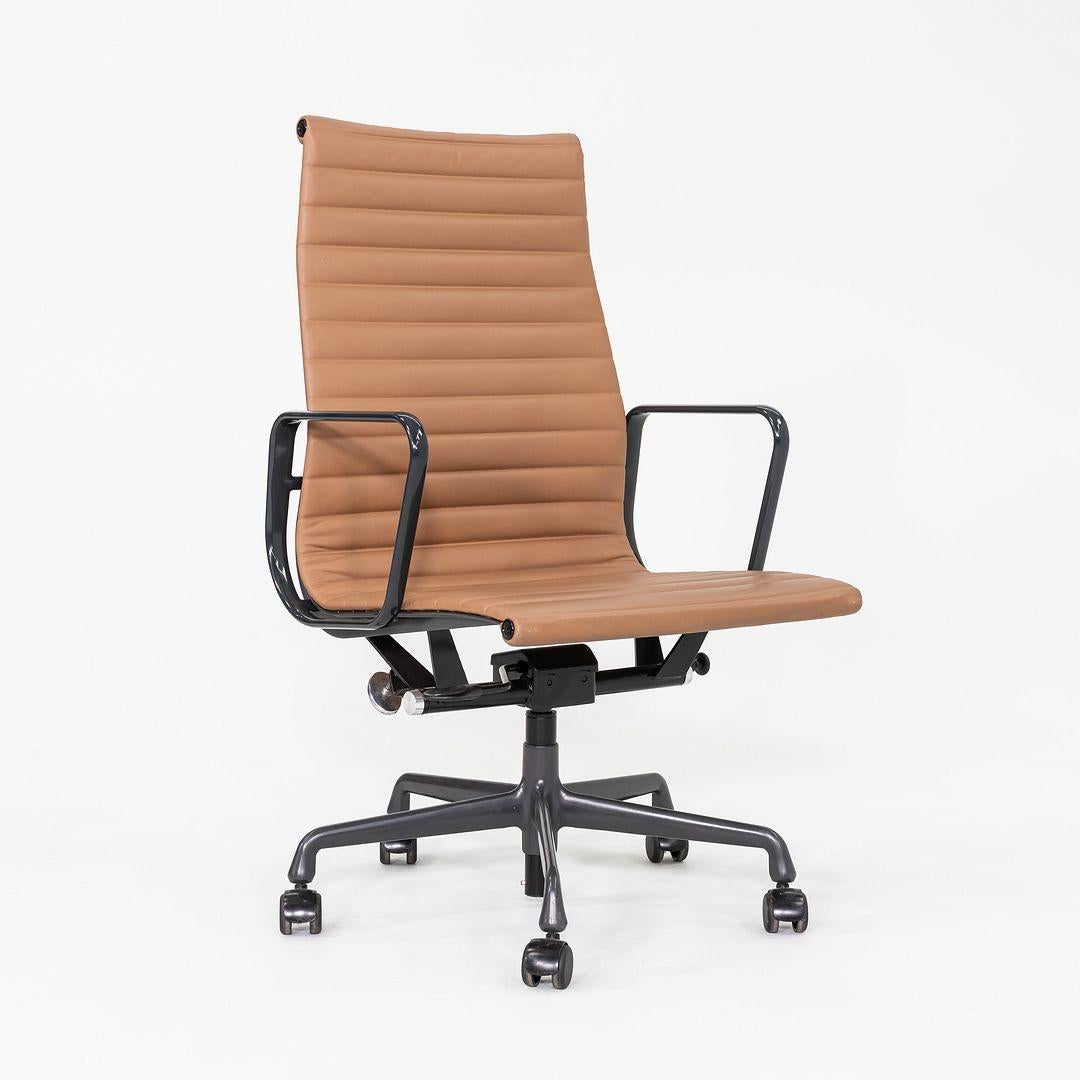 2019 Herman Miller Eames Aluminium Schreibtischstuhl in Leder und grauem Gestell im Angebot 3