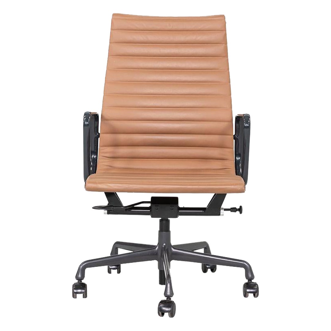 2019 Herman Miller Eames Aluminium Schreibtischstuhl in Leder und grauem Gestell