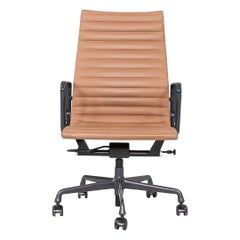 2019 Herman Miller Eames Aluminium Schreibtischstuhl in Leder und grauem Gestell