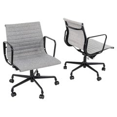 2019 Herman Miller Silla de escritorio Eames de aluminio para dirección de grupos con tela gris