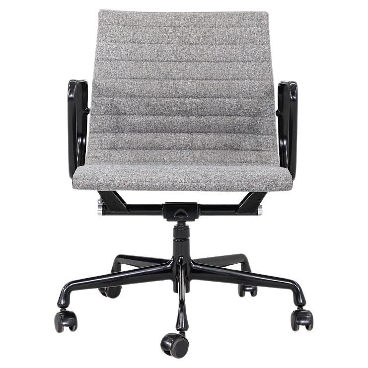 2019 Herman Miller Eames Aluminum Group Management Desk Chair with Grey Fabric For Sale