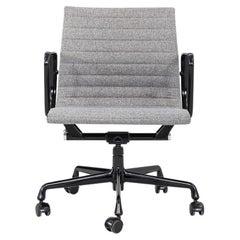 2019 Herman Miller Silla de escritorio Eames de aluminio para dirección de grupos con tela gris