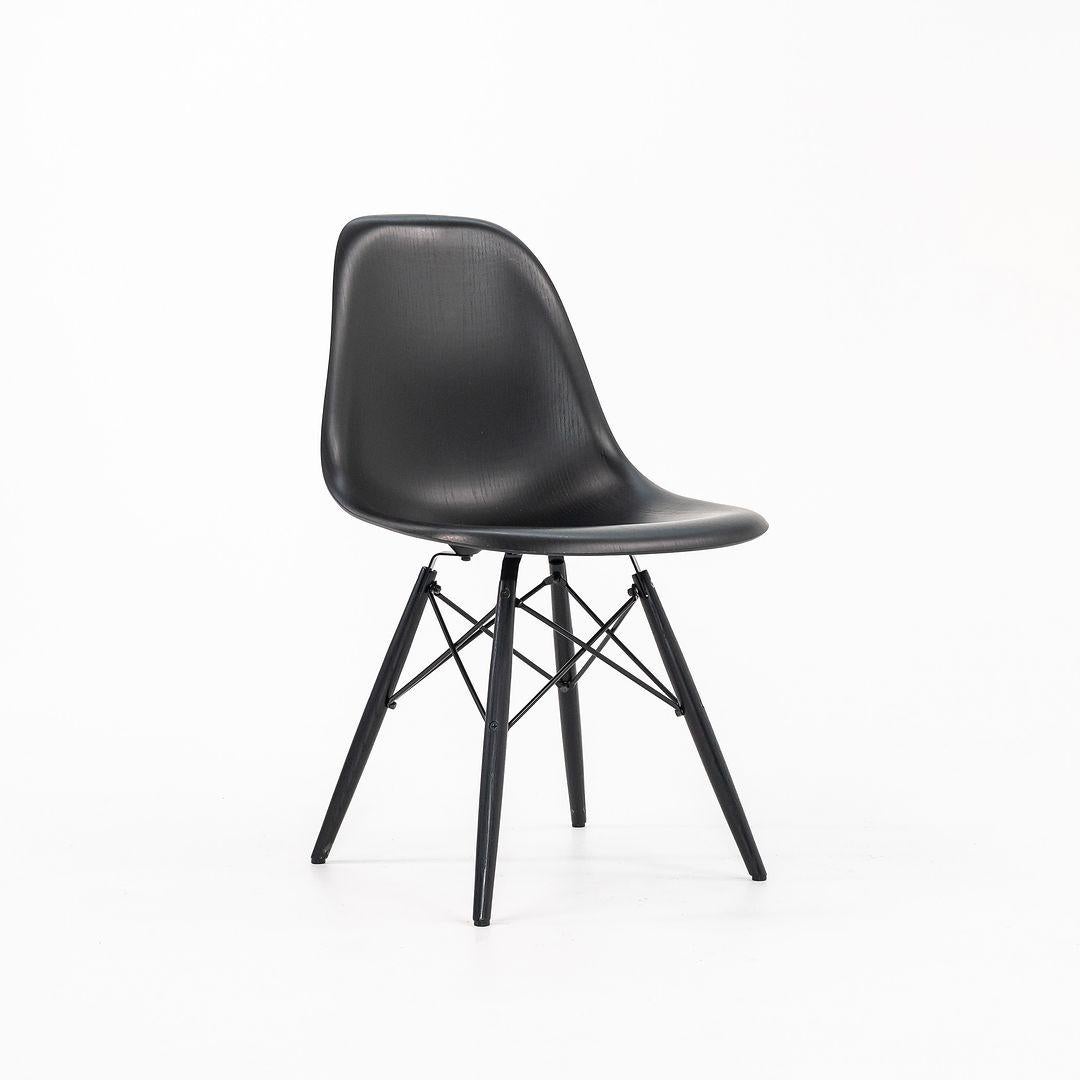 2019 Herman Miller Eames DSW Sedia laterale in legno modellato con base a tasselli in nero in vendita 3