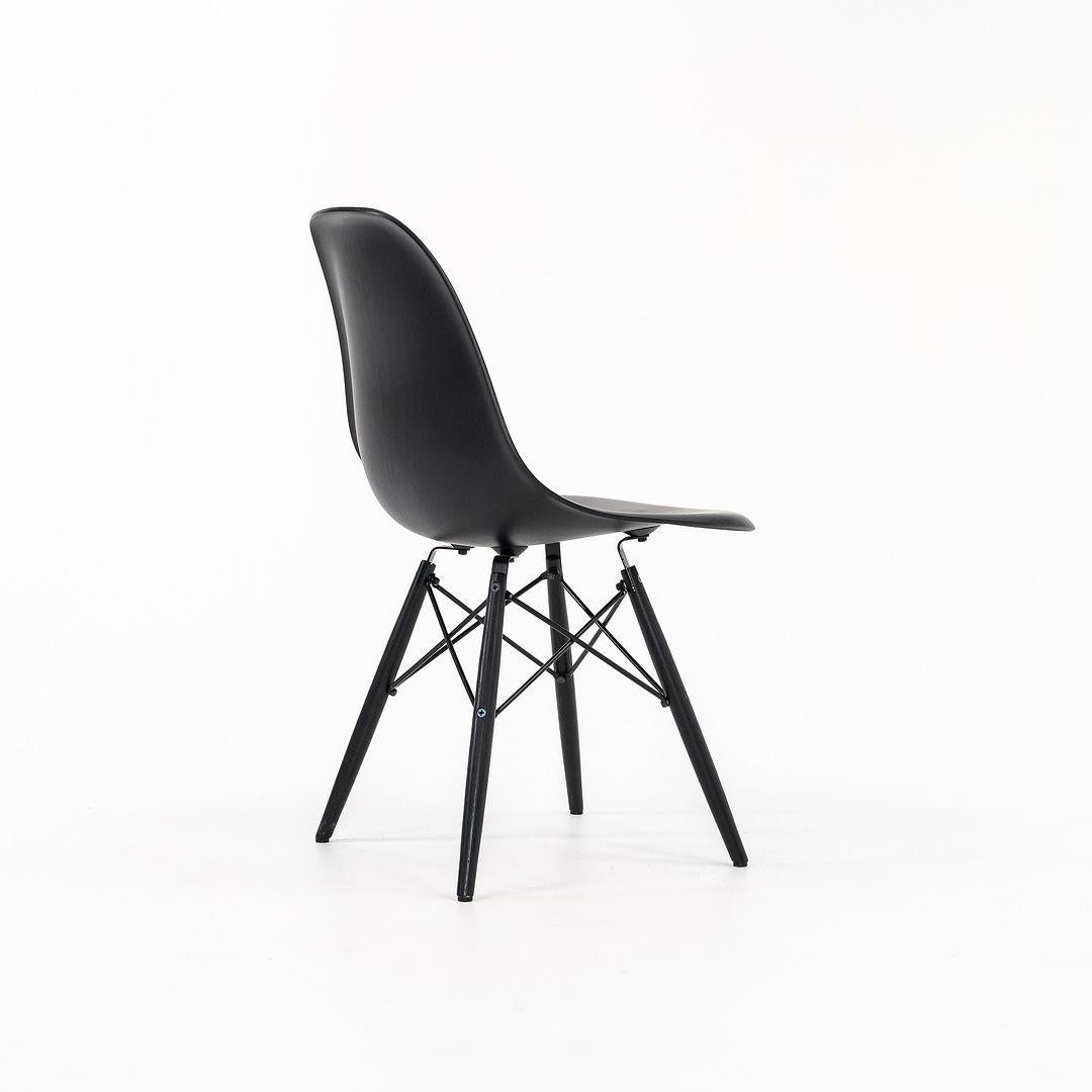 2019 Herman Miller Eames DSW Sedia laterale in legno modellato con base a tasselli in nero in vendita 4