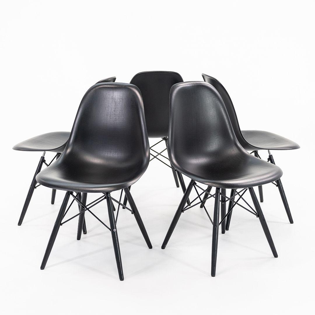 Si tratta di una Eames DSW Side Chair, progettata originariamente da Ray e Charles Eames per Herman Miller nel 1948. Questi esemplari in particolare sono stati prodotti da Herman Miller negli Stati Uniti nel 2019. Il prezzo indicato comprende una