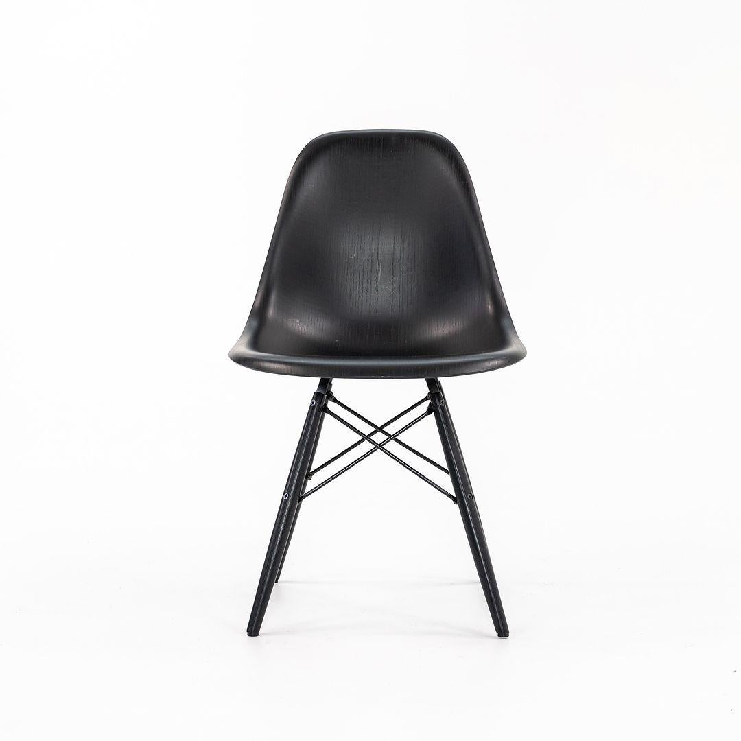 Moderno 2019 Herman Miller Eames DSW Sedia laterale in legno modellato con base a tasselli in nero in vendita