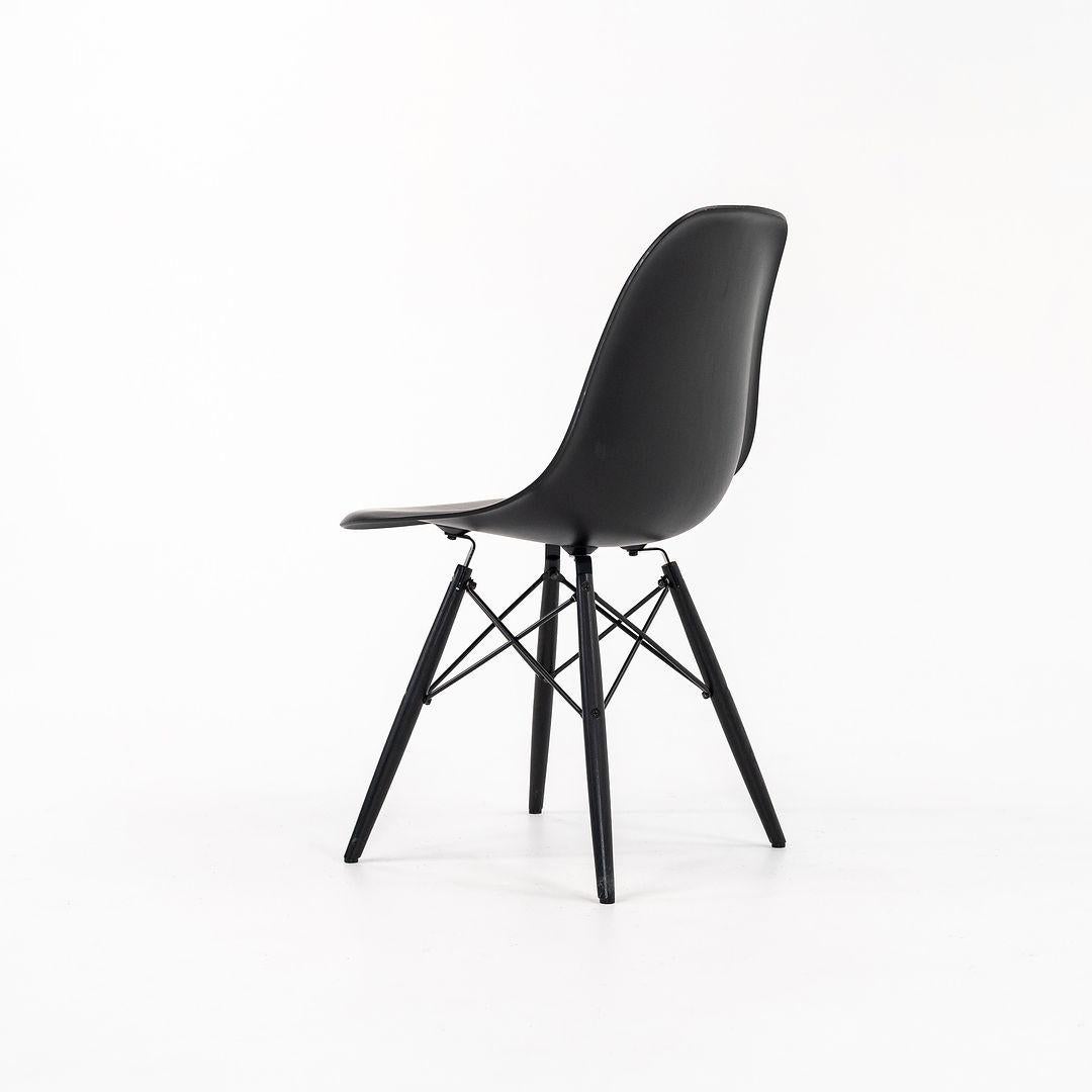 2019 Herman Miller Eames DSW Sedia laterale in legno modellato con base a tasselli in nero In condizioni buone in vendita a Philadelphia, PA