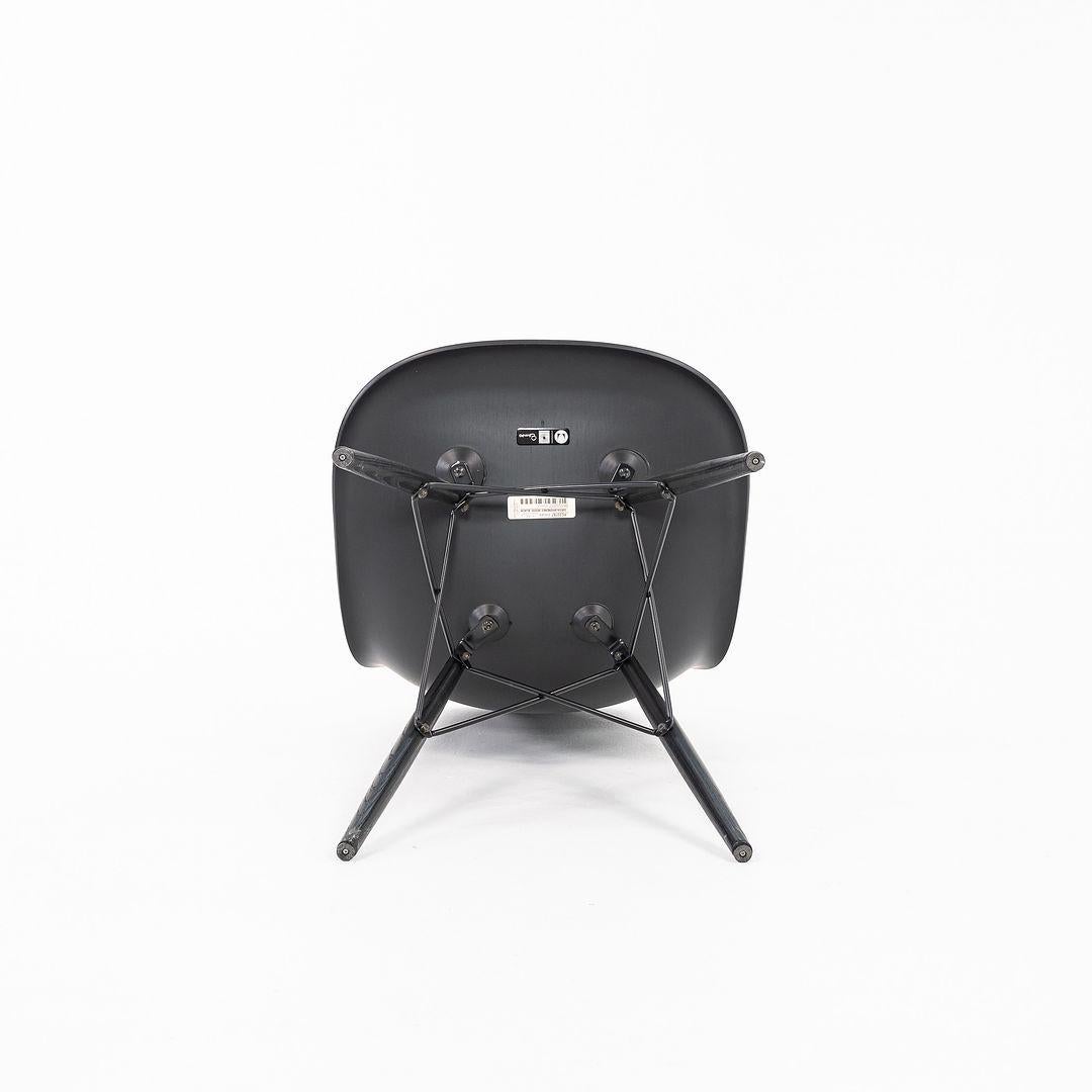 XXI secolo e contemporaneo 2019 Herman Miller Eames DSW Sedia laterale in legno modellato con base a tasselli in nero in vendita