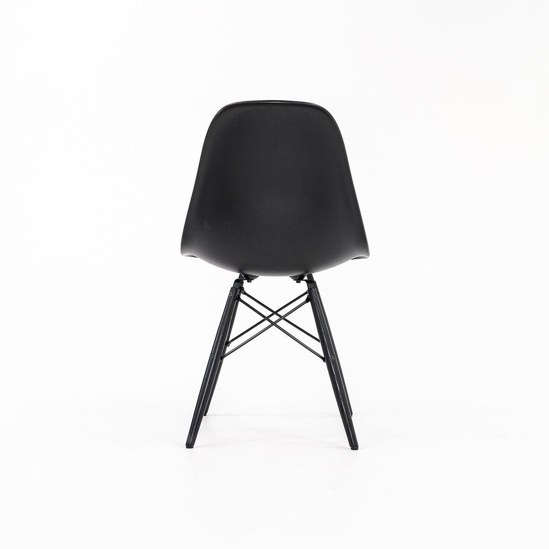 Acciaio 2019 Herman Miller Eames DSW Sedia laterale in legno modellato con base a tasselli in nero in vendita
