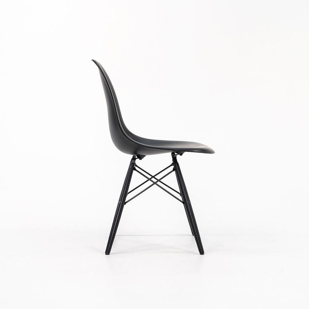 2019 Herman Miller Eames DSW Sedia laterale in legno modellato con base a tasselli in nero in vendita 1