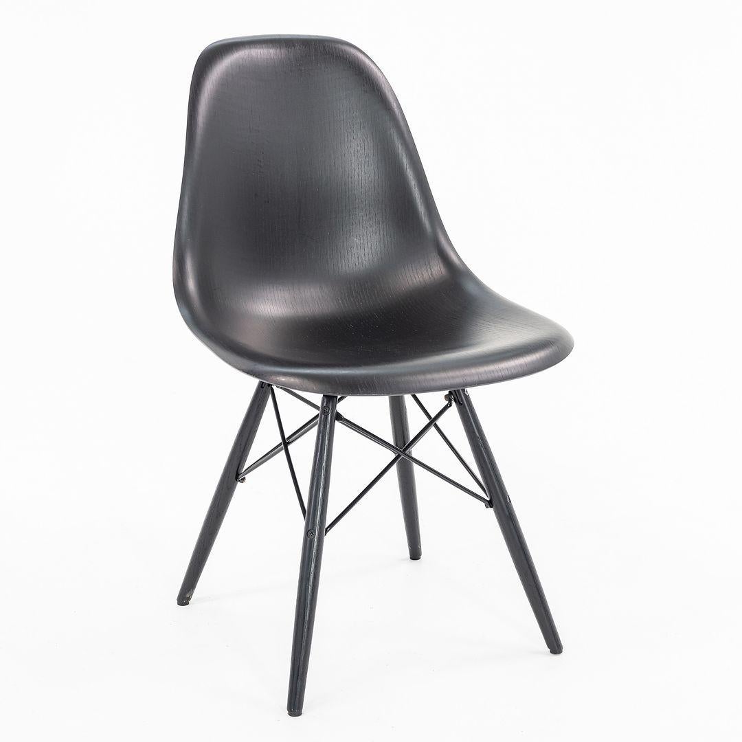2019 Herman Miller Eames DSW Sedia laterale in legno modellato con base a tasselli in nero in vendita 2