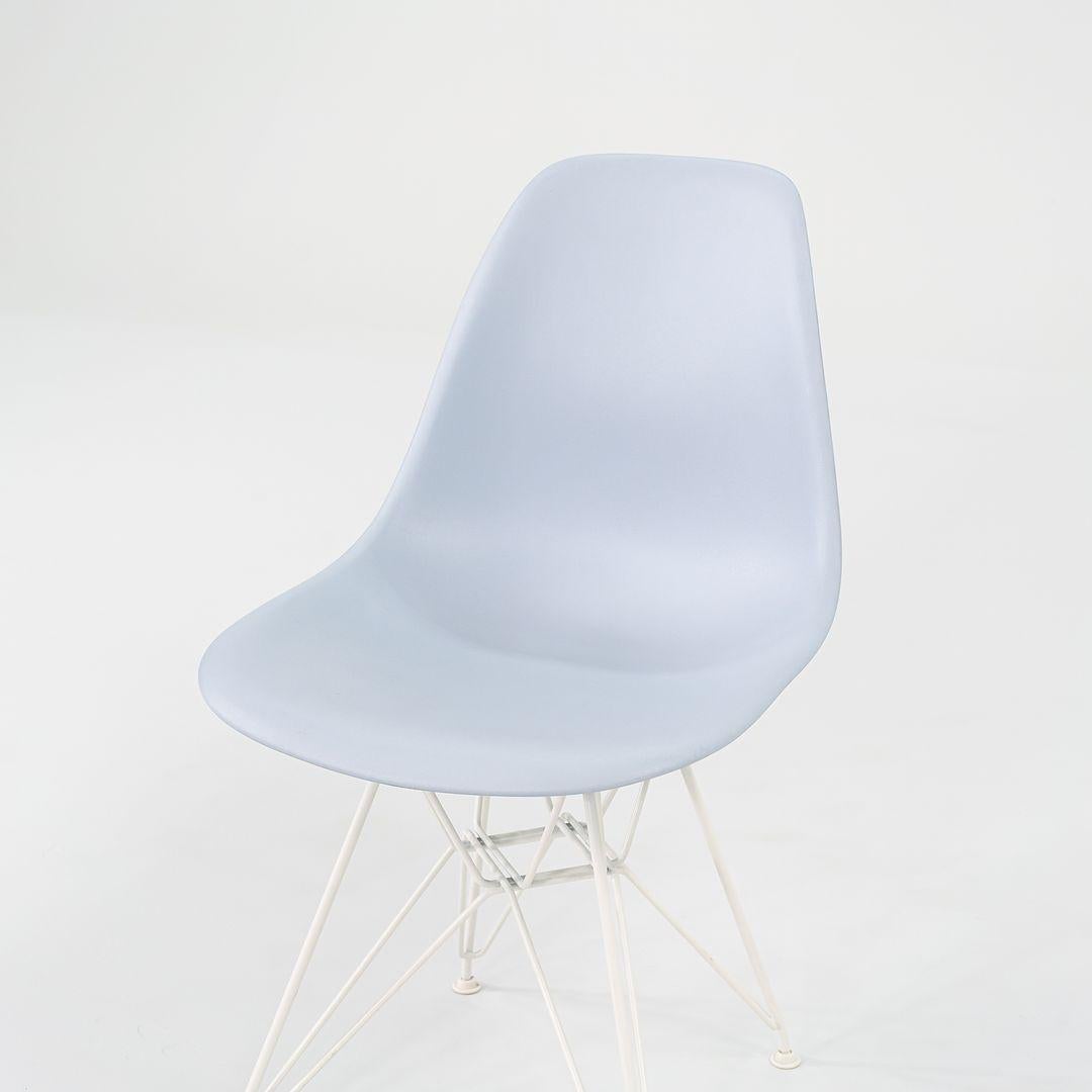 2019 Sedia a conchiglia da pranzo in plastica Herman Miller Eames in viola con base Eiffel in vendita 3
