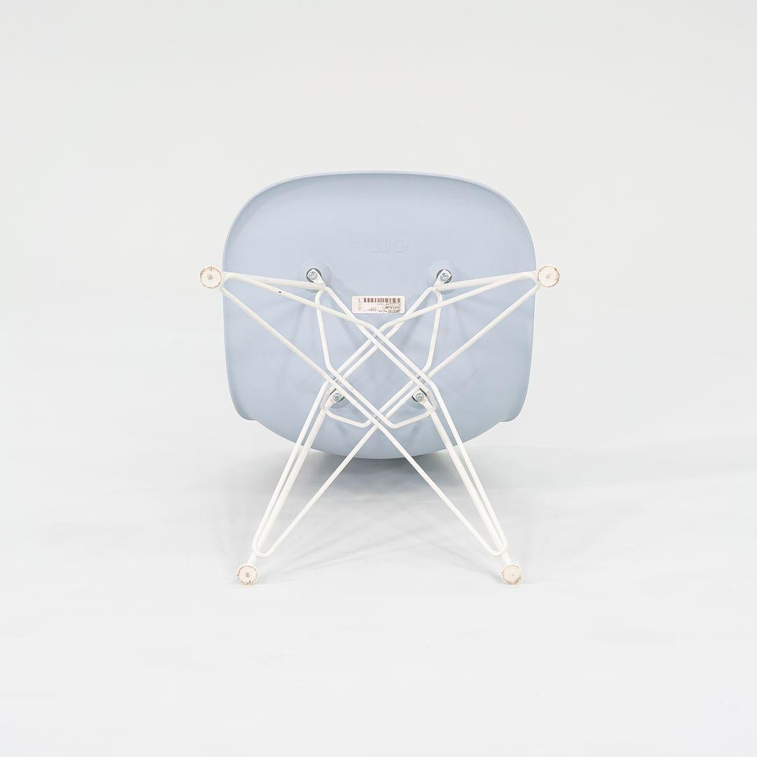 2019 Sedia a conchiglia da pranzo in plastica Herman Miller Eames in viola con base Eiffel in vendita 4