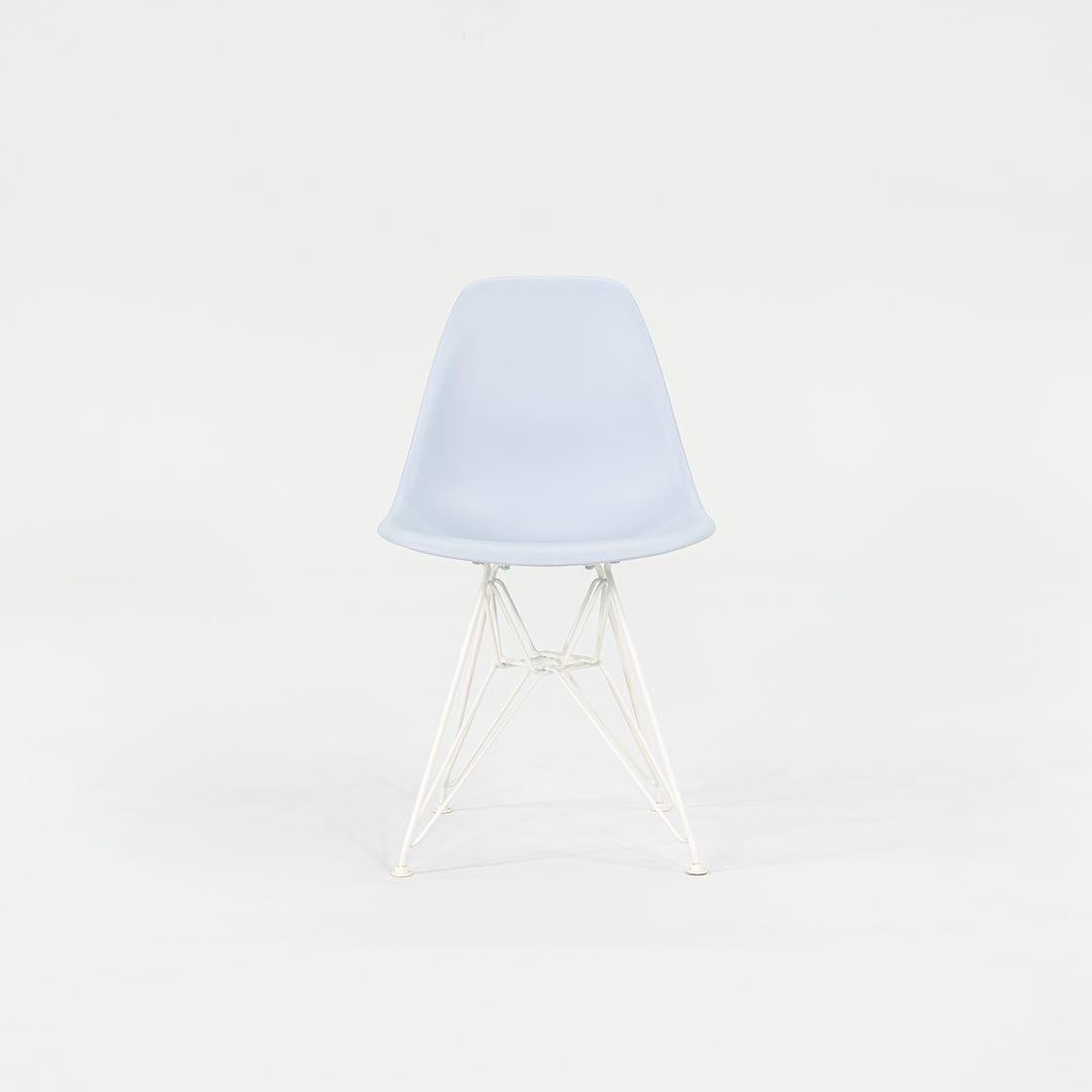 Si tratta di una sedia Eames DSR, progettata originariamente da Charles e Ray Eames negli anni Cinquanta. Questo particolare esemplare è stato prodotto da Herman Miller negli Stati Uniti nel 2019. Il prezzo di listino include una sedia DSR. Questa