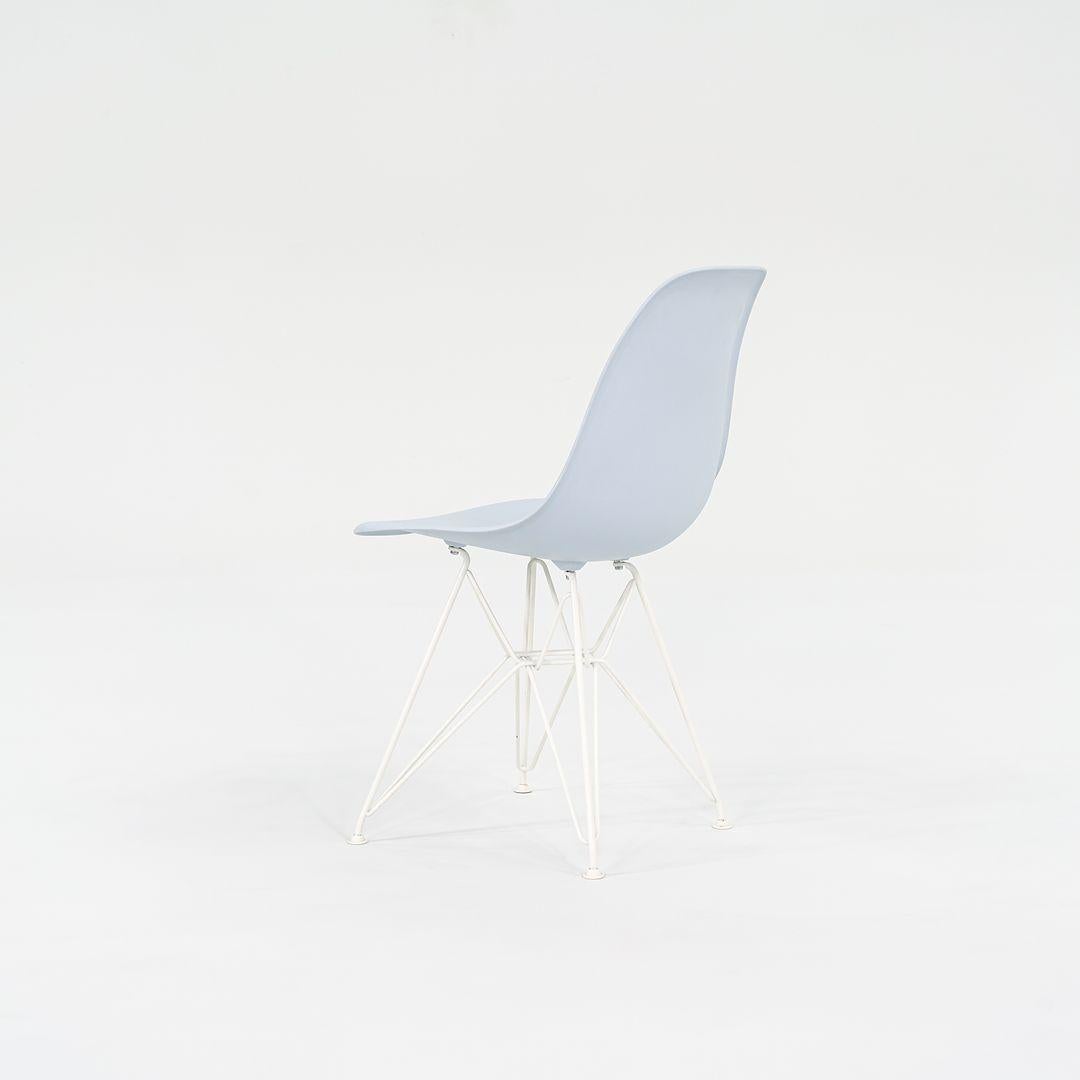 Moderno 2019 Sedia a conchiglia da pranzo in plastica Herman Miller Eames in viola con base Eiffel in vendita