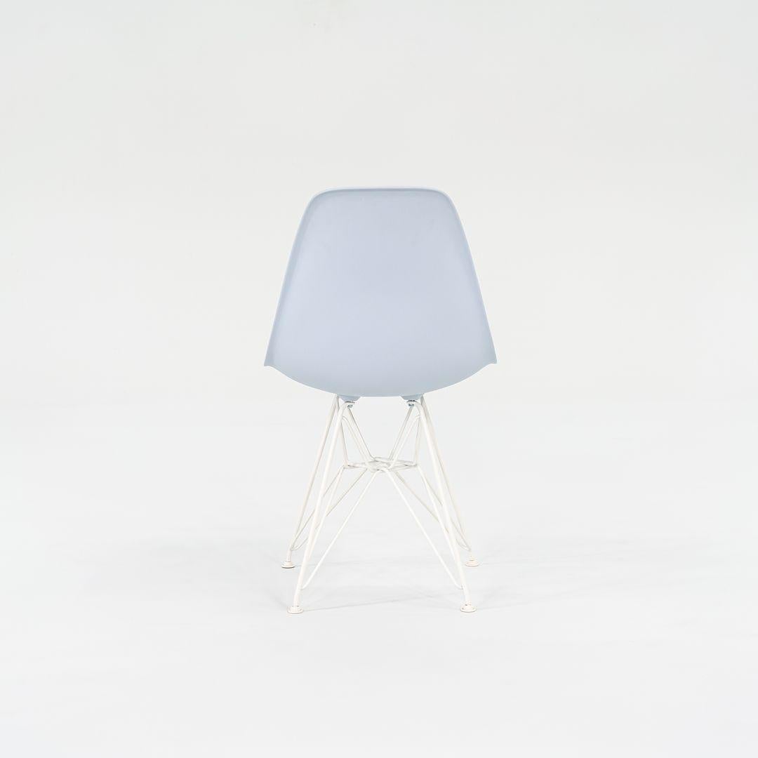 Americano 2019 Sedia a conchiglia da pranzo in plastica Herman Miller Eames in viola con base Eiffel in vendita