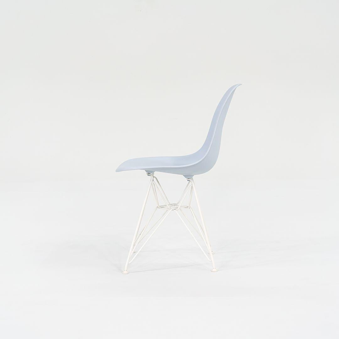2019 Sedia a conchiglia da pranzo in plastica Herman Miller Eames in viola con base Eiffel In condizioni ottime in vendita a Philadelphia, PA