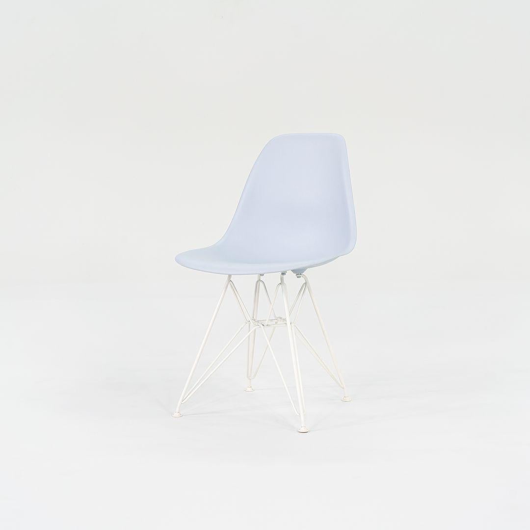XXI secolo e contemporaneo 2019 Sedia a conchiglia da pranzo in plastica Herman Miller Eames in viola con base Eiffel in vendita