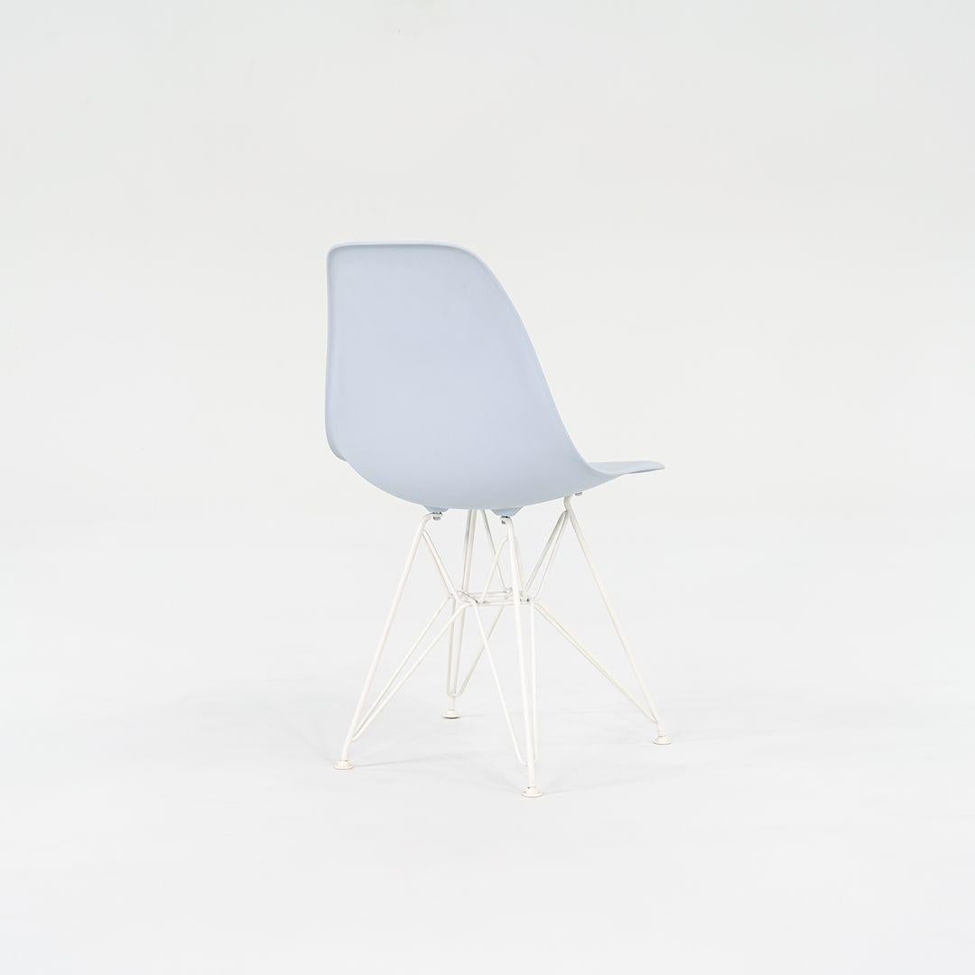 Acciaio 2019 Sedia a conchiglia da pranzo in plastica Herman Miller Eames in viola con base Eiffel in vendita