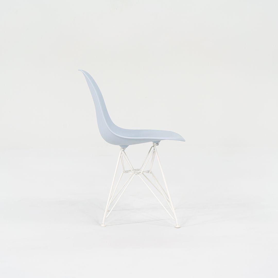 2019 Sedia a conchiglia da pranzo in plastica Herman Miller Eames in viola con base Eiffel in vendita 1