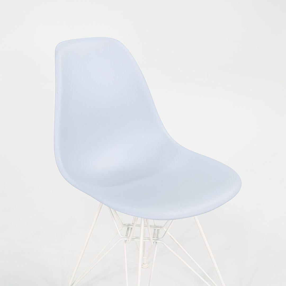 2019 Sedia a conchiglia da pranzo in plastica Herman Miller Eames in viola con base Eiffel in vendita 2