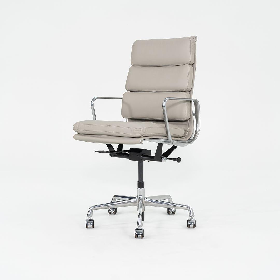 2019 Herman Miller Eames Soft Pad Executive-Schreibtischstuhl aus Leder mitneumatic (Moderne) im Angebot