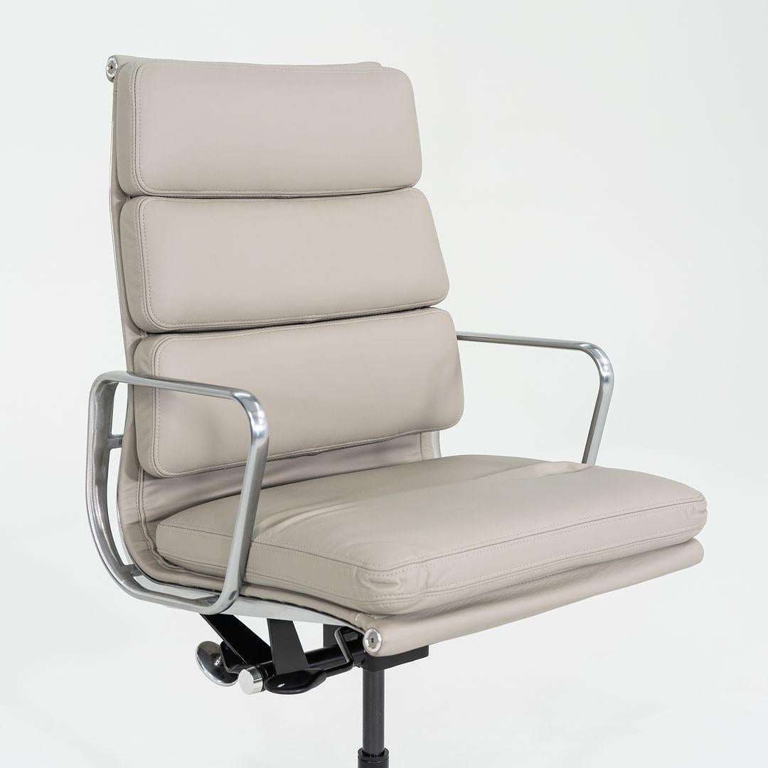 2019 Herman Miller Eames Soft Pad Executive-Schreibtischstuhl aus Leder mitneumatic im Zustand „Hervorragend“ im Angebot in Philadelphia, PA