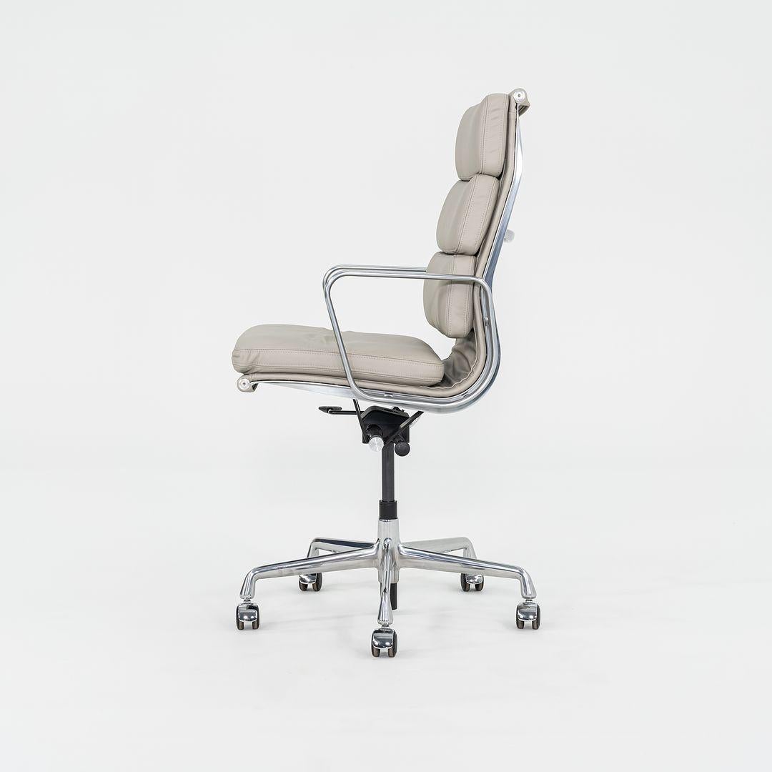 2019 Herman Miller Eames Soft Pad Executive-Schreibtischstuhl aus Leder mitneumatic (21. Jahrhundert und zeitgenössisch) im Angebot