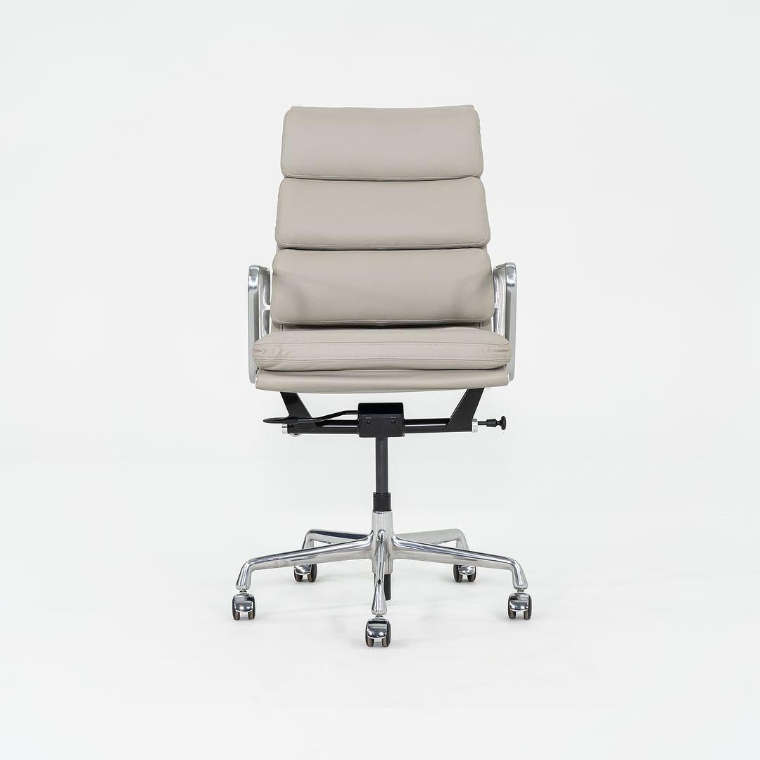 2019 Herman Miller Eames Soft Pad Executive-Schreibtischstuhl aus Leder mitneumatic (Aluminium) im Angebot