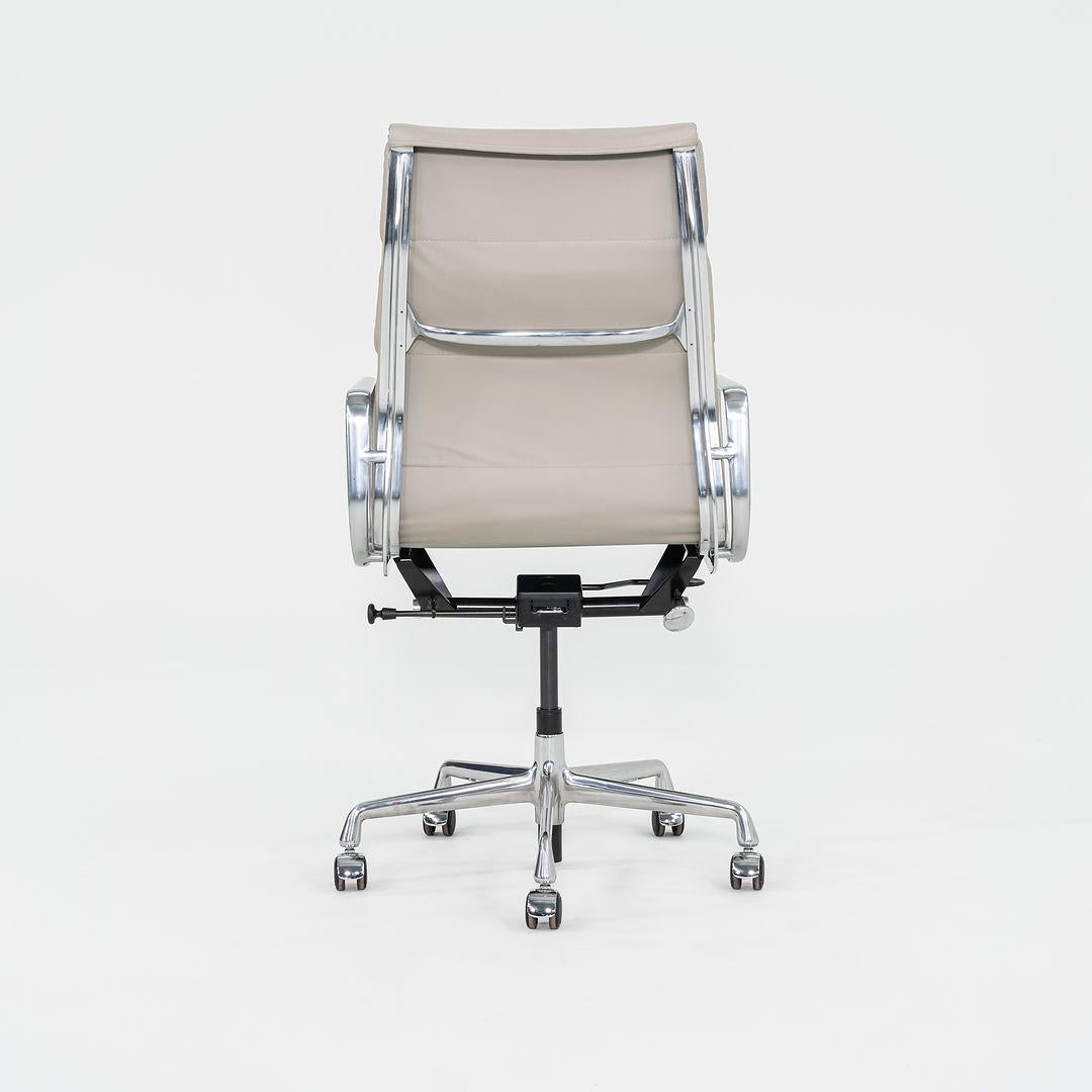 2019 Herman Miller Eames Soft Pad Executive-Schreibtischstuhl aus Leder mitneumatic im Angebot 1